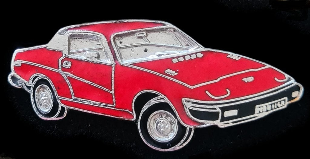Triumph TR7 pin- rood emaille, Verzenden, Nieuw, Transport, Speldje of Pin