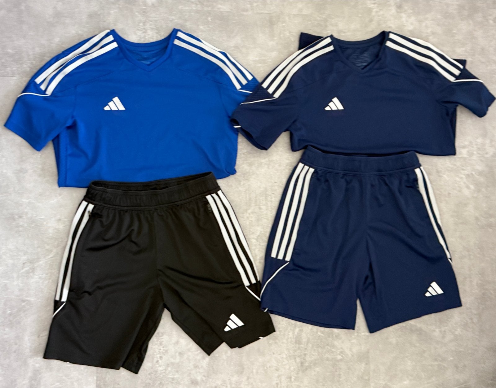 Adidas voetbaltenues (blauw en marineblauw) met shorts, Ophalen of Verzenden, Gebruikt, Jongen, Sport- of Zwemkleding