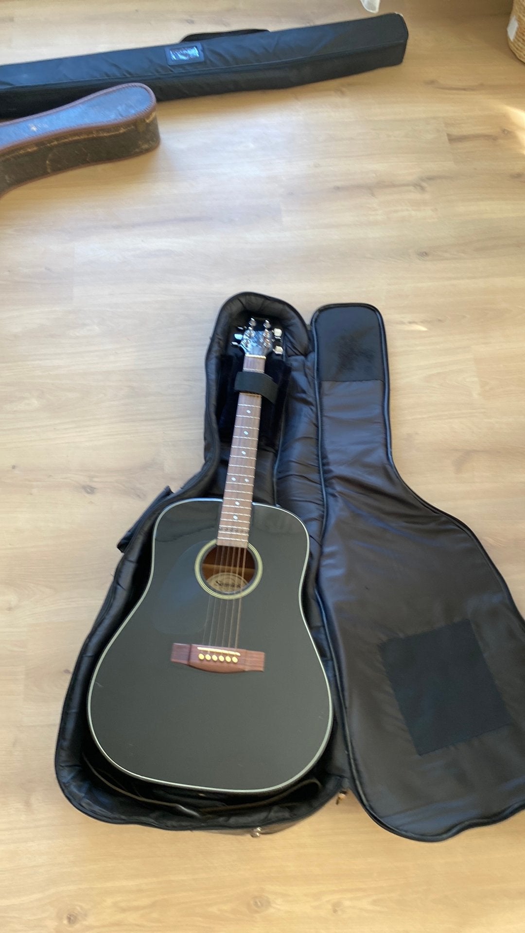 Foto 4 van Linkshandige gitaar van Samick met gitaarhoes van rockbag.