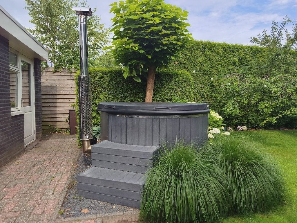 Prachtige 4-6 persoons Hottub te koop, Ophalen, Zo goed als nieuw, Trap, Vast