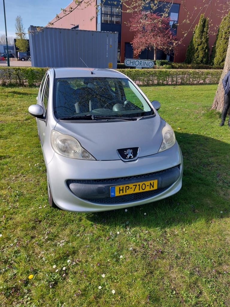 Peugeot 107 1.0 12V 5DR 2006 Grijs, Auto's, Peugeot, Voorwielaandrijving, Stof, 4 stoelen, 68 pk