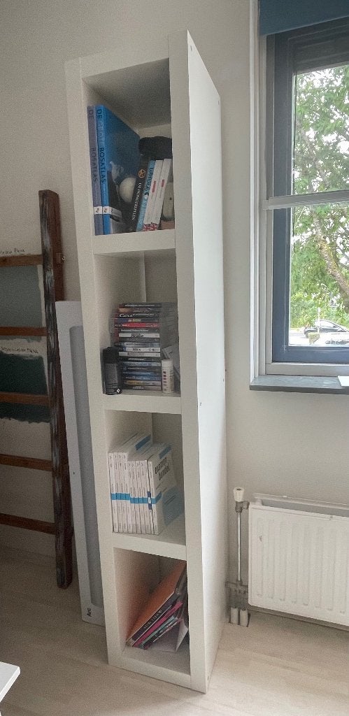 Smalle witte kast met 4 vakken, Huis en Inrichting, Kasten | Kledingkasten, Ophalen, Minder dan 50 cm, Gebruikt, Minder dan 25 cm