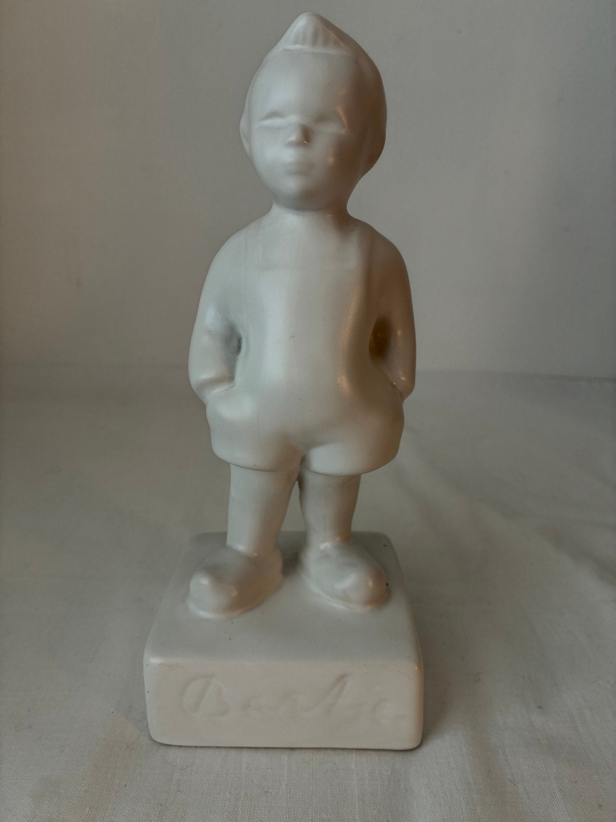 Vintage beeldje van jongen, wit keramiek, gemerkt "Bork", Minder dan 20 cm, Ophalen of Verzenden, Gemerkt, Beeld