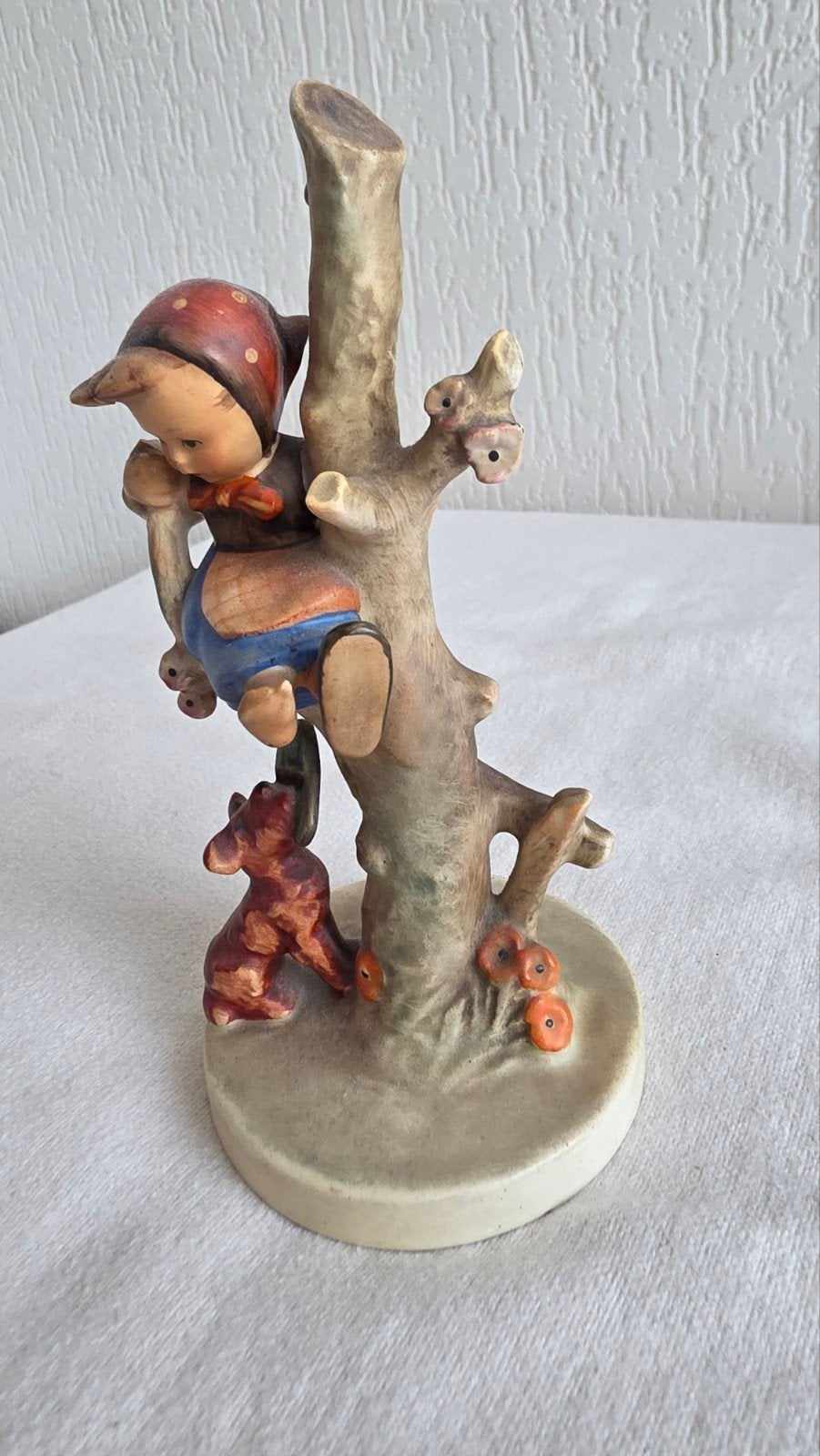 Vintage Hummel beeldje: meisje in boom met hondje, Ophalen of Verzenden, Gebruikt