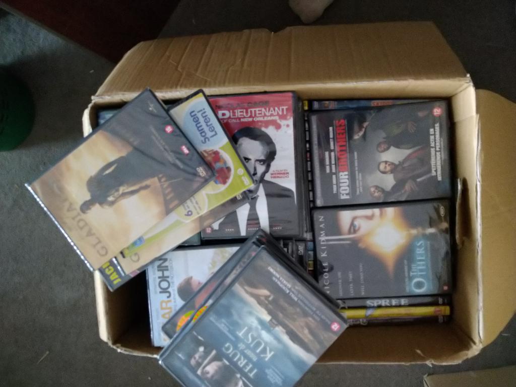 8 verhuisdozen met nieuwe, gesealde DVD's, 850+ stuks, Alle leeftijden, Ophalen, Nieuw in verpakking