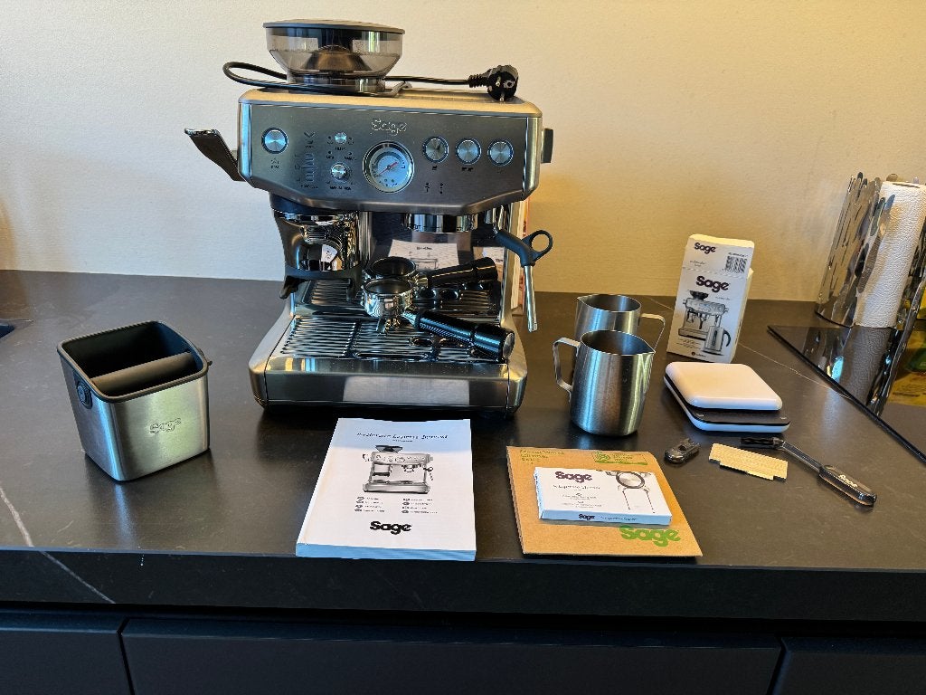 Sage The Barista Express Impress – incl. accessoires & bon, Witgoed en Apparatuur, Koffiezetapparaten, Gebruikt, Espresso apparaat