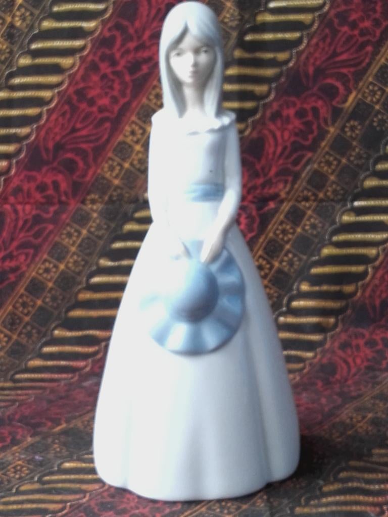 Meisje met hoed mooi vintage beeldje uit Spanje 22,8 cm., Antiek en Kunst, Ophalen of Verzenden