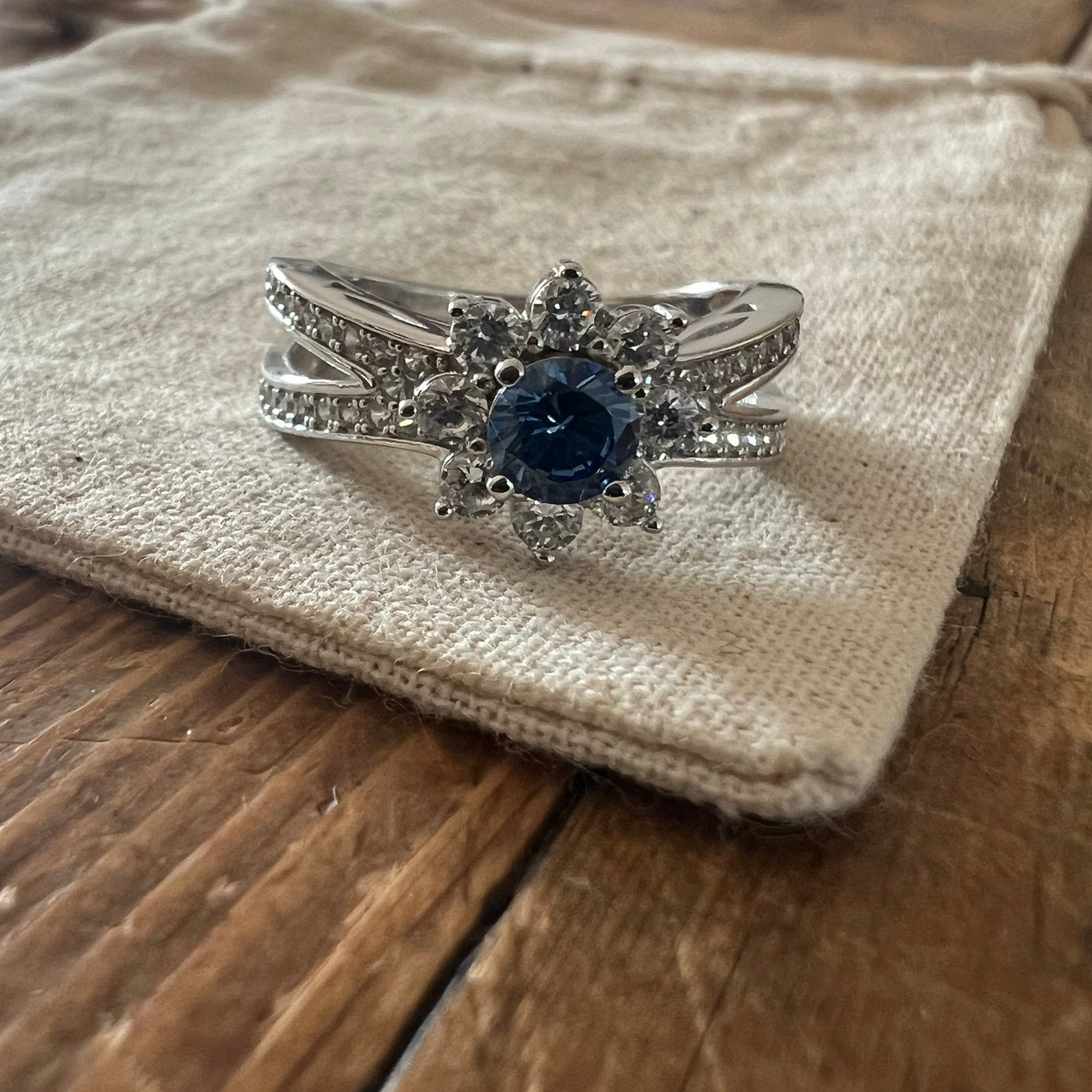 Zilveren 925 ring maat 18,5 met witte en blauwe stenen, Sieraden, Tassen en Uiterlijk, Ringen, Verzenden, Zo goed als nieuw, Blauw
