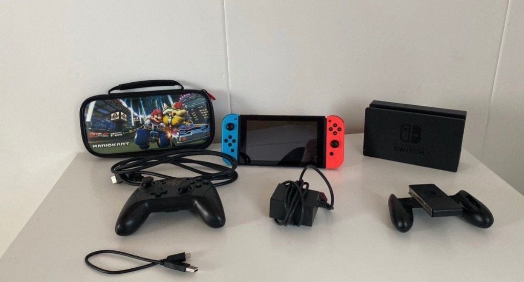 Nintendo switch met doos+Mario hoes+Extra controller+Oplader, Ophalen, Zo goed als nieuw, Met 3 controllers of meer, Switch Original