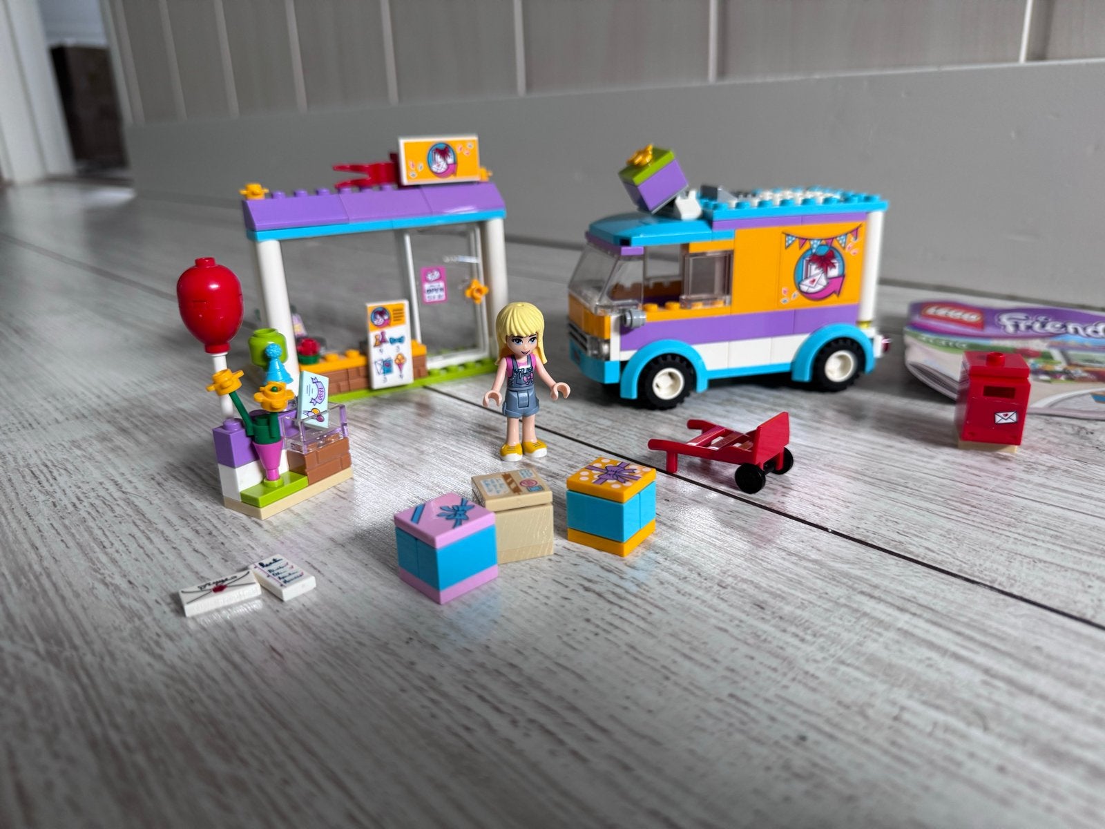 Lego Friends 41310 Heartlake Cadeau Bezorgservice, Lego, Friends, Ophalen of Verzenden, Compleet