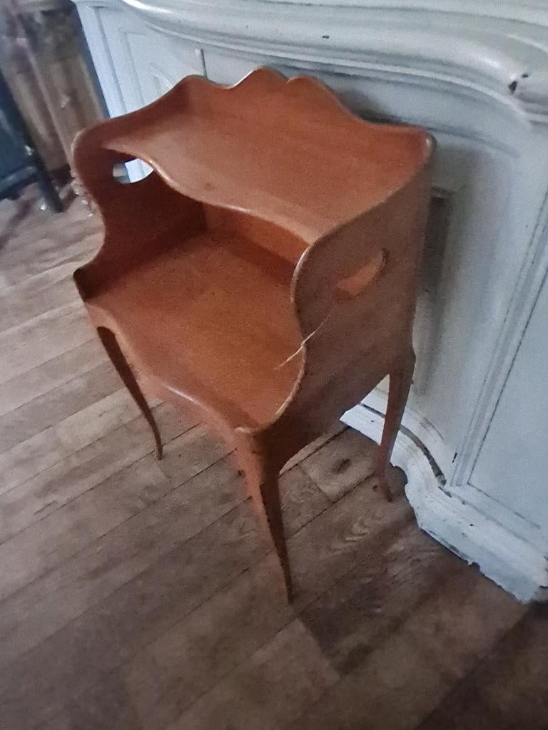Zeer oud, rank elegant nachtkastje, Antiek en Kunst, Ophalen of Verzenden