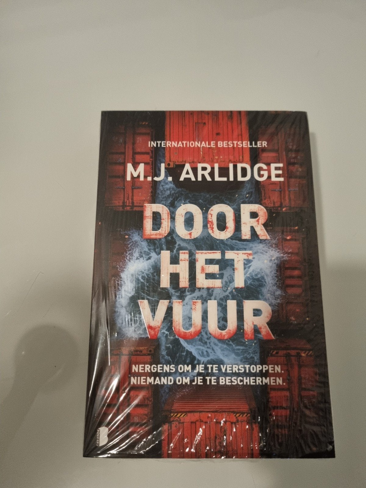 M.J. Arlidge - Door het vuur, Ophalen of Verzenden, Nieuw, M.J. Arlidge, Europa overig