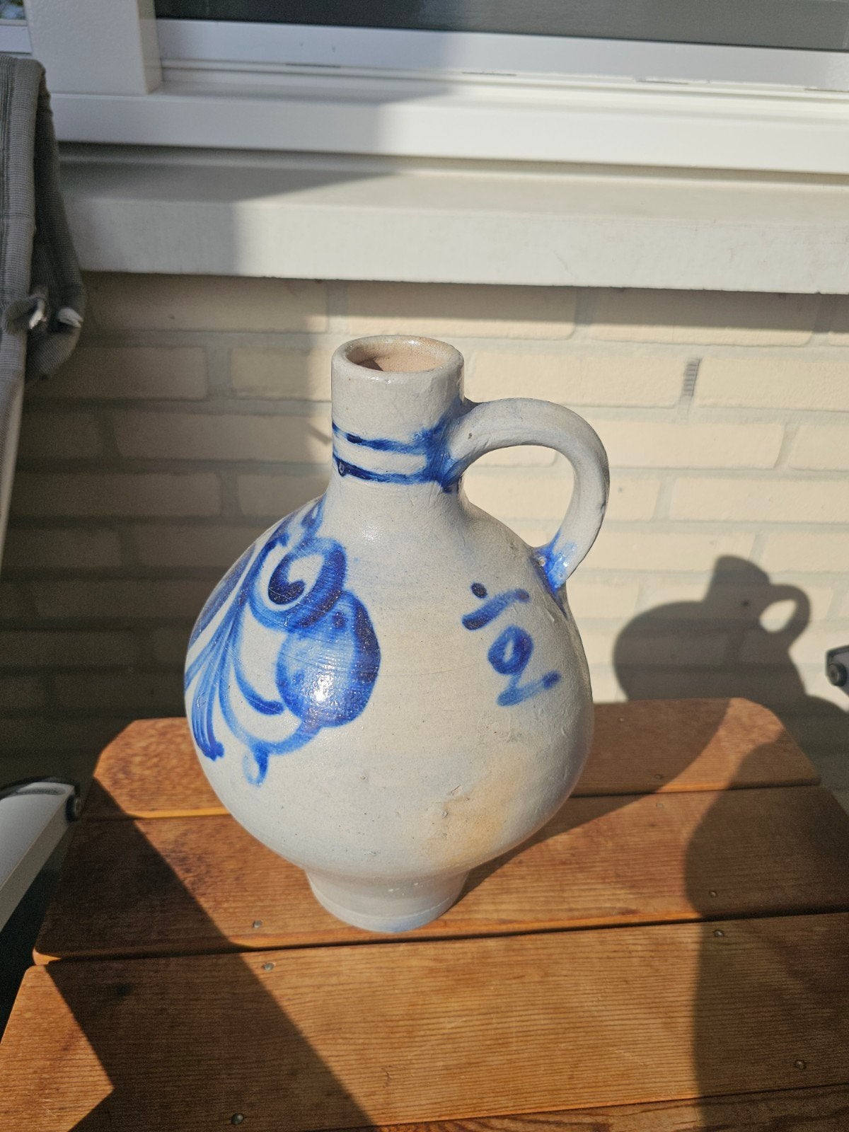 Antieke zoutglazuur kruik met kobaltblauwe decoratie, Ophalen