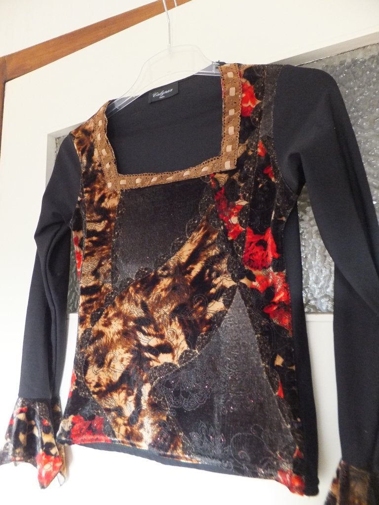 Nieuw! Heel aparte gothic top, mooie pasvorm, velvet details, Zwart, Nieuw, Ophalen of Verzenden, Lange mouw