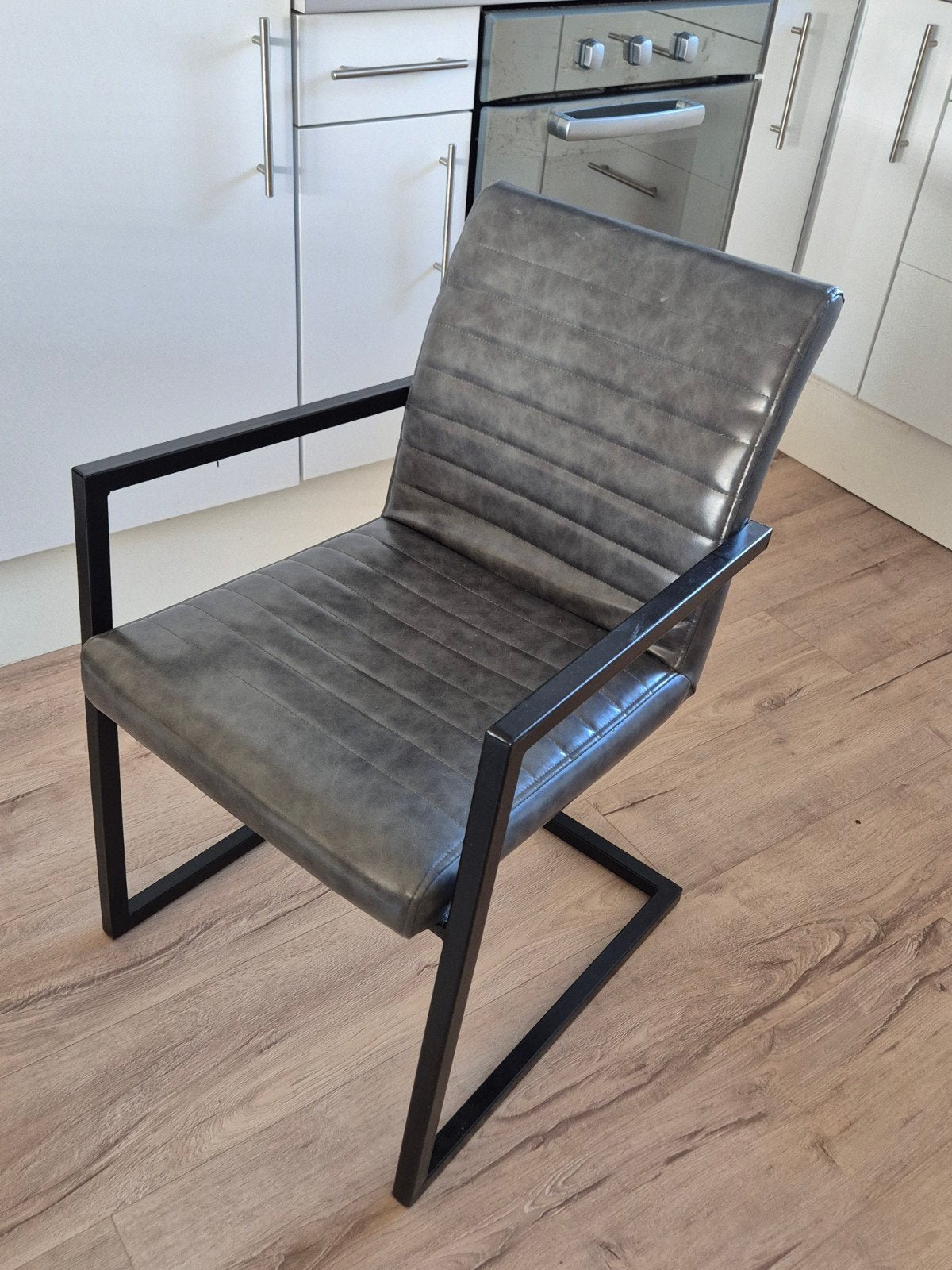 5 nette stoelen - grijs leerlook met zwart metalen frame, Huis en Inrichting, Ophalen, Gebruikt, Vijf, Zes of meer stoelen, Leer