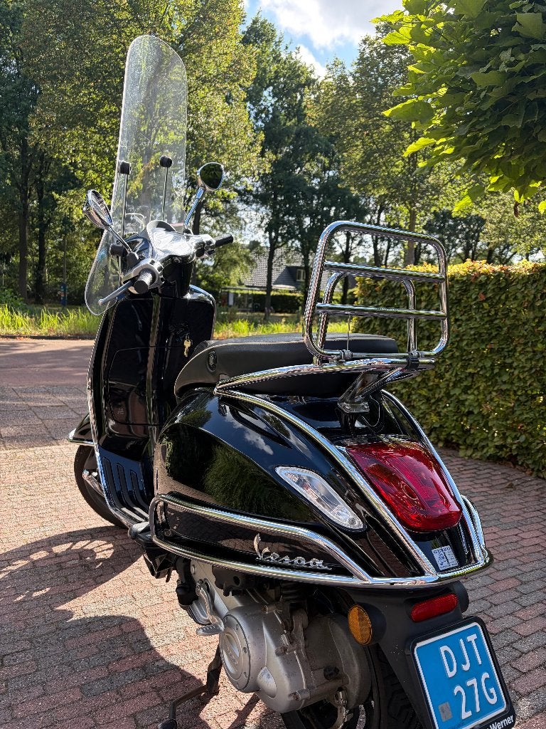Zwarte Vespa Sprint 50 4T (2017) | Blauw kenteken (40 km/u), Fietsen en Brommers, Scooters | Vespa, Ophalen of Verzenden, Gebruikt