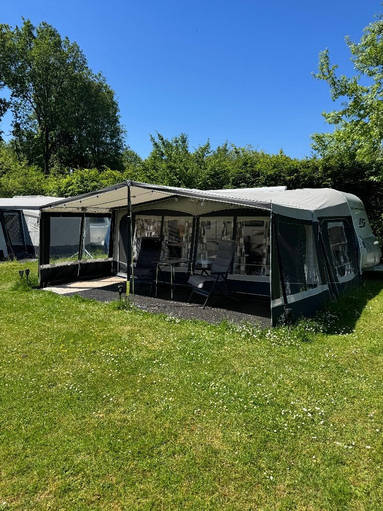 Te Koop: goed onderhouden Caravan Wilk S3 490 UE (4 bedden), Caravans en Kamperen, Rondzit, Overige typen, Particulier, 6 tot 7 meter