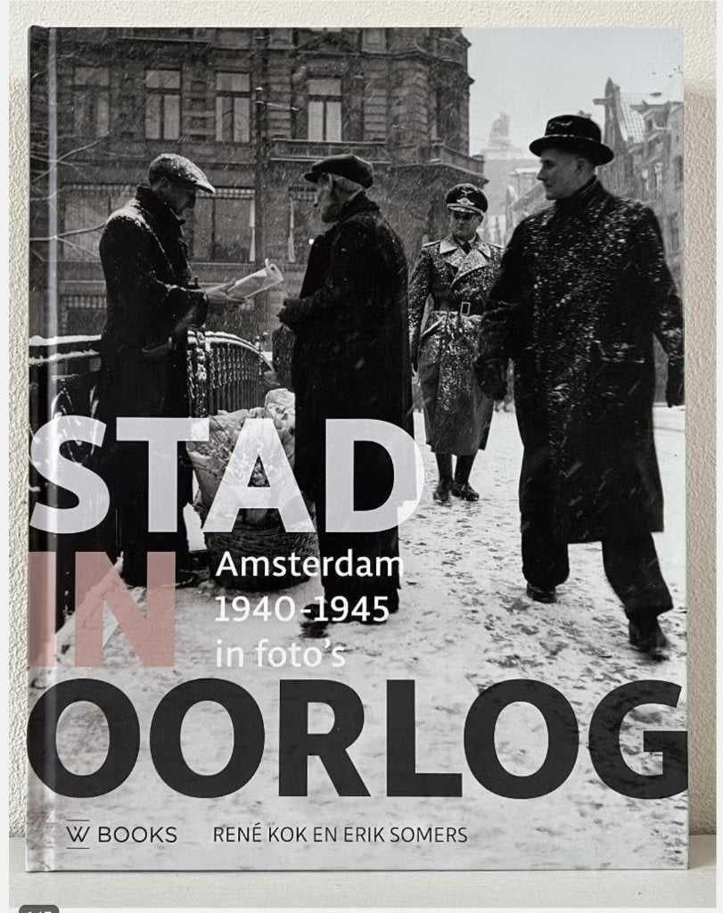Stad in oorlog - Amsterdam 1940-1945 in foto's, Tweede Wereldoorlog, Ophalen of Verzenden, Zo goed als nieuw, Algemeen