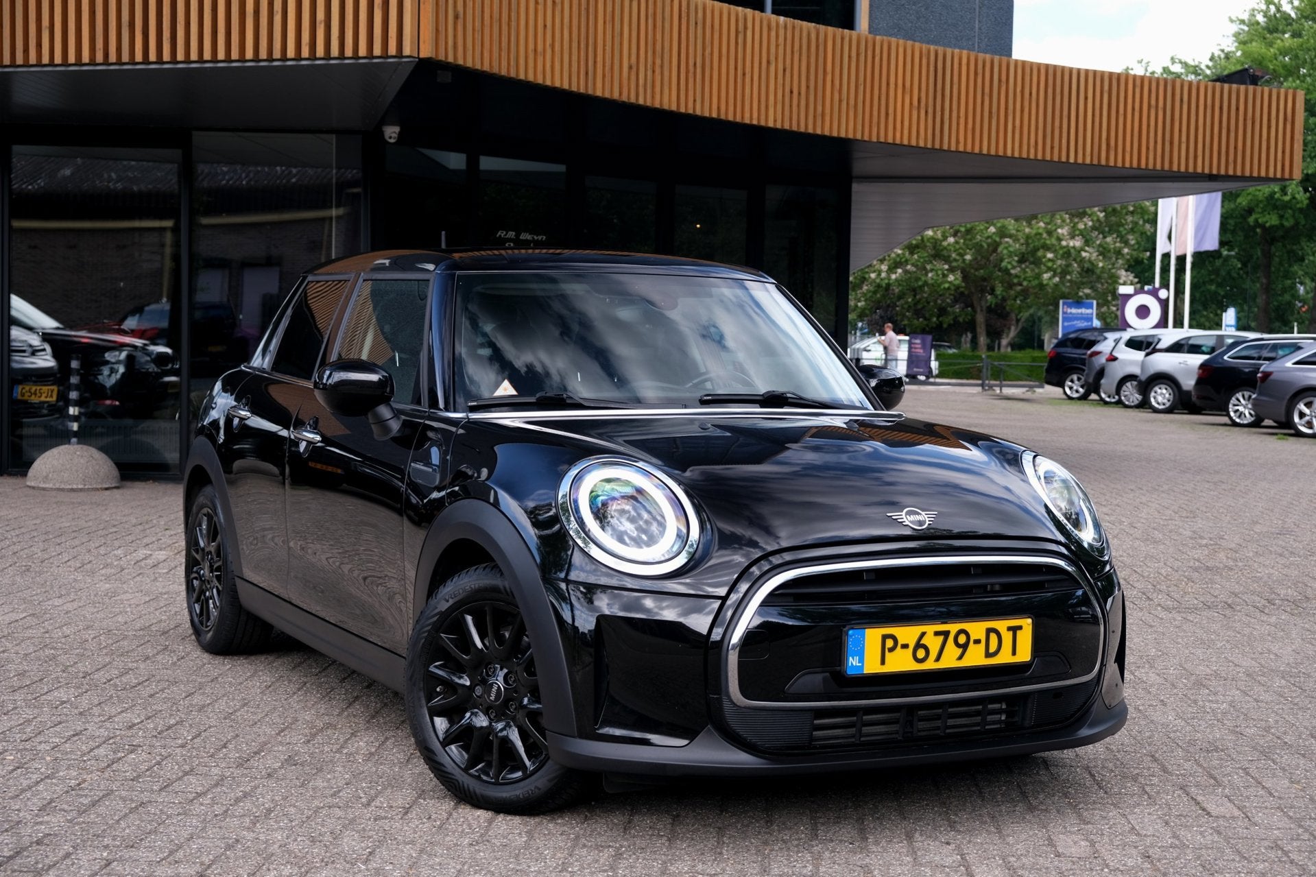 Mini 5-Deurs 1.5 One Business Edition|Rijklaar!|Carplay|Crui, Voorwielaandrijving, Leder en Stof, Zwart, Handgeschakeld