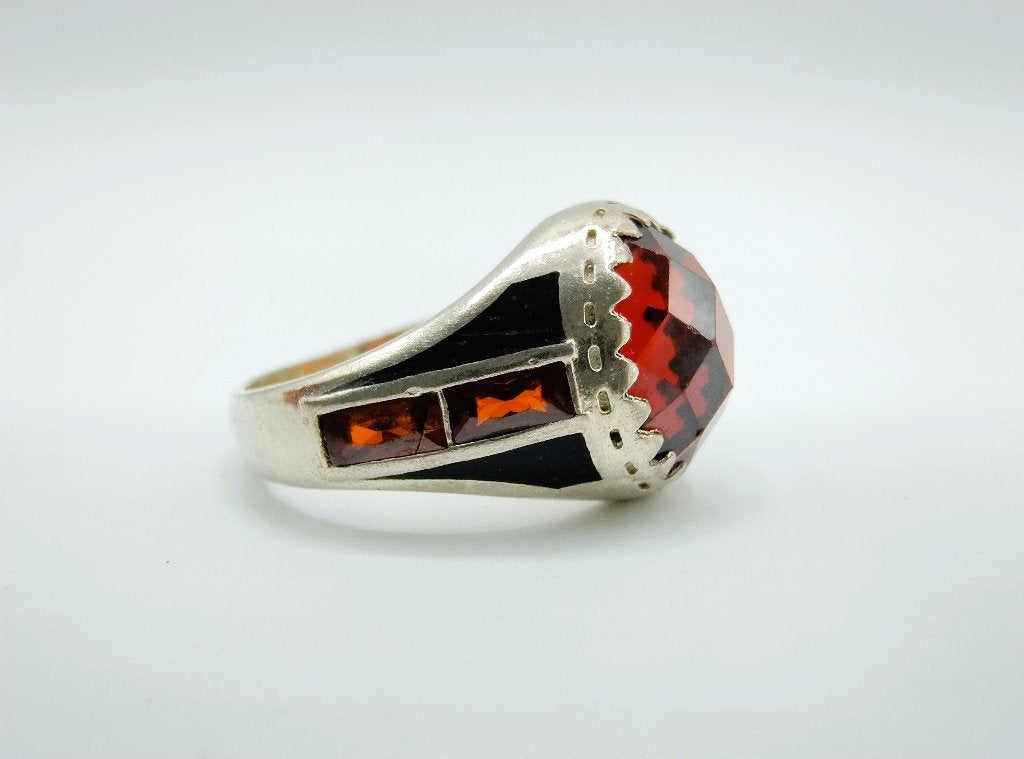 Zilveren ruby ring, 19.5 mm, niello inleg aan zijkanten