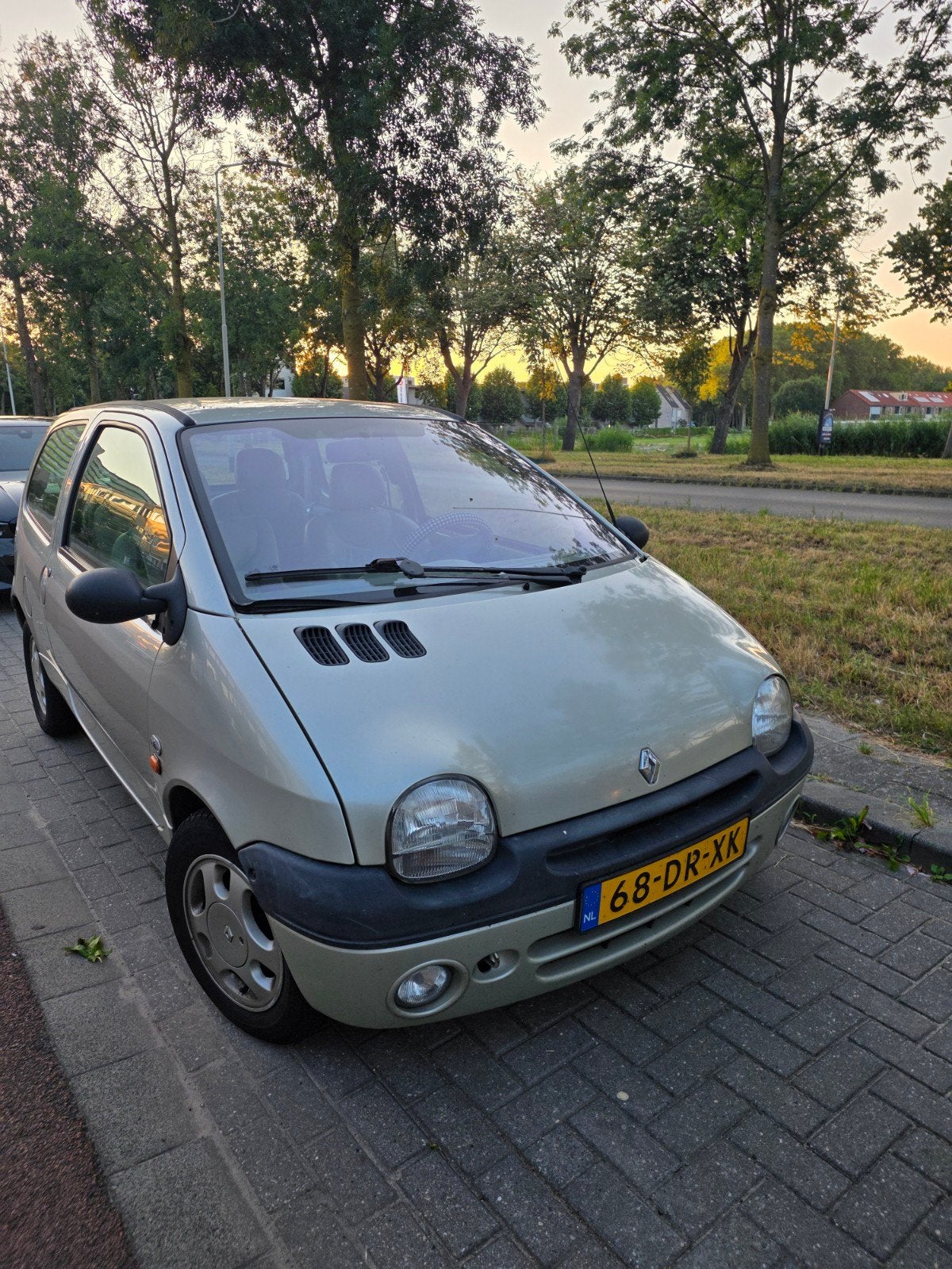 Renault Twingo 1.2 1999 beige / grijs, Auto's, Voorwielaandrijving, 600 kg, Beige, 4 cilinders