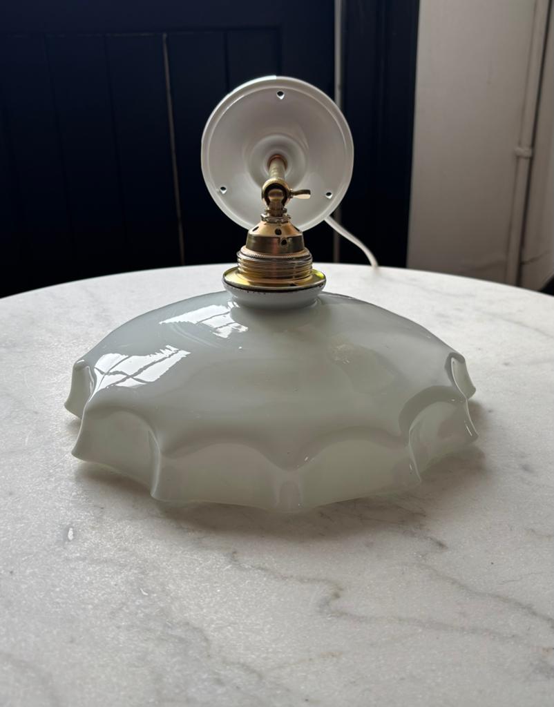 Vintage wit sierlijk melkglas wandlampje glazen lampenkap, Ophalen of Verzenden, Metaal