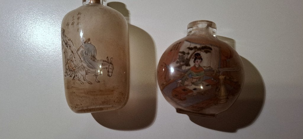 2 Chinese beschilderde snuifdoosjes van glas, 20e eeuw., Antiek en Kunst, Kunst | Niet-Westerse kunst, Verzenden, Overige typen