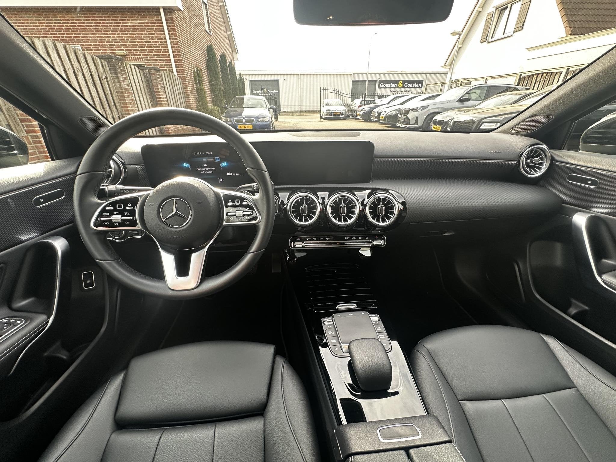 Mercedes-Benz A-klasse 250 e Luxury SOH 98.5% Pano|Sfeer|Mat, Auto's, Dealer onderhouden, 4 cilinders, 16 kWh, Zwart