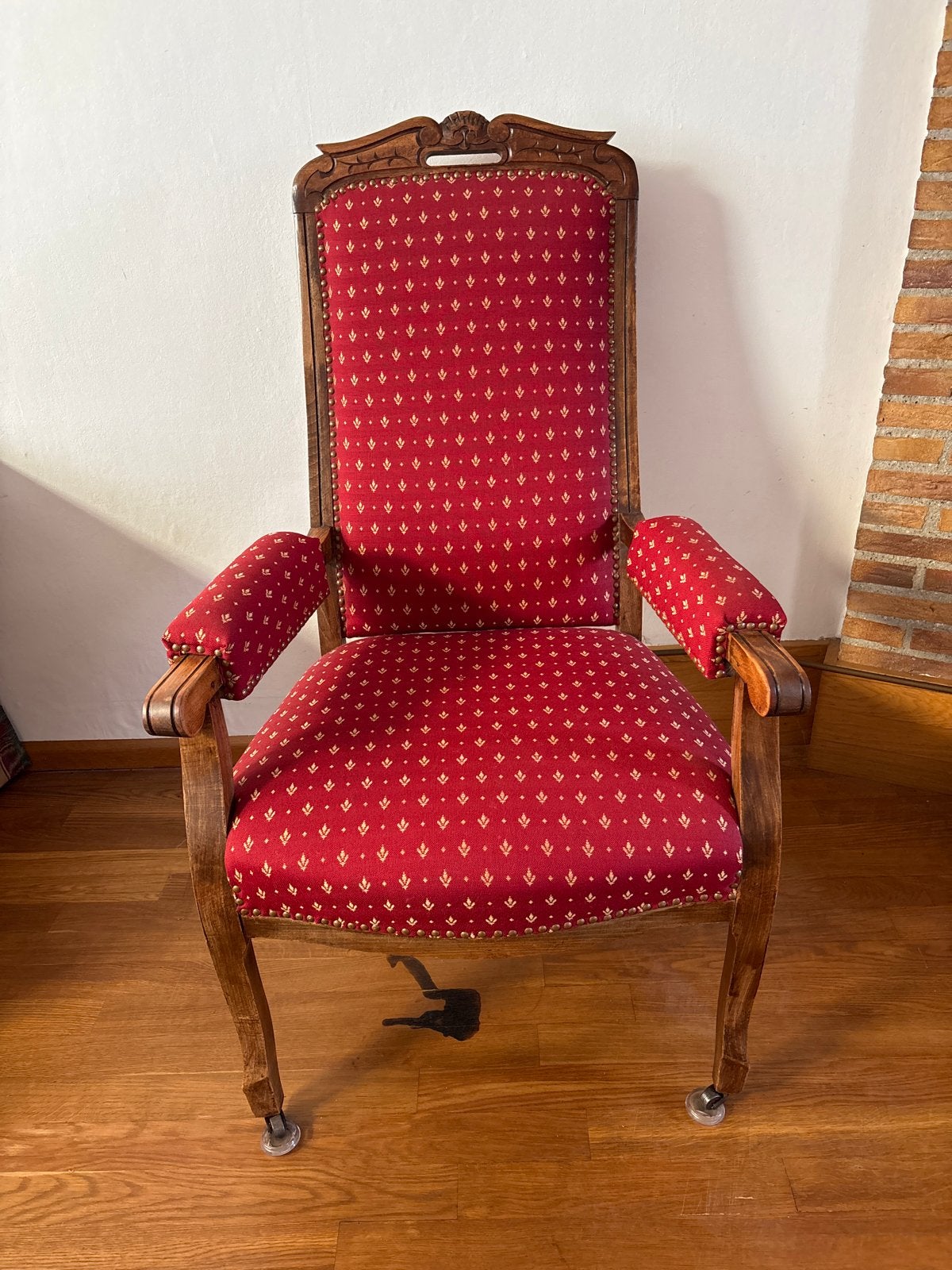 Antieke fauteuil met rood gestoffeerde zitting, Ophalen