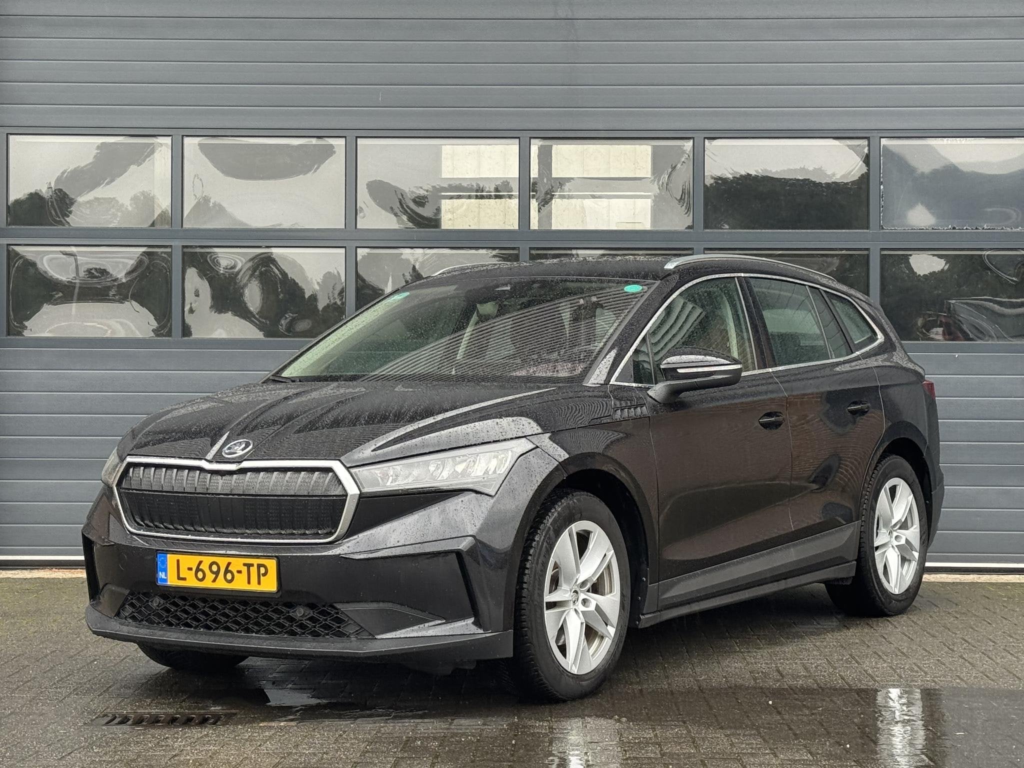 SKODA ENYAQ IV 80 (95% SOH) I GROOT ACCUPAKKET I STOELVERWAR, Auto's, Automaat, Achterwielaandrijving, Gebruikt, Zwart