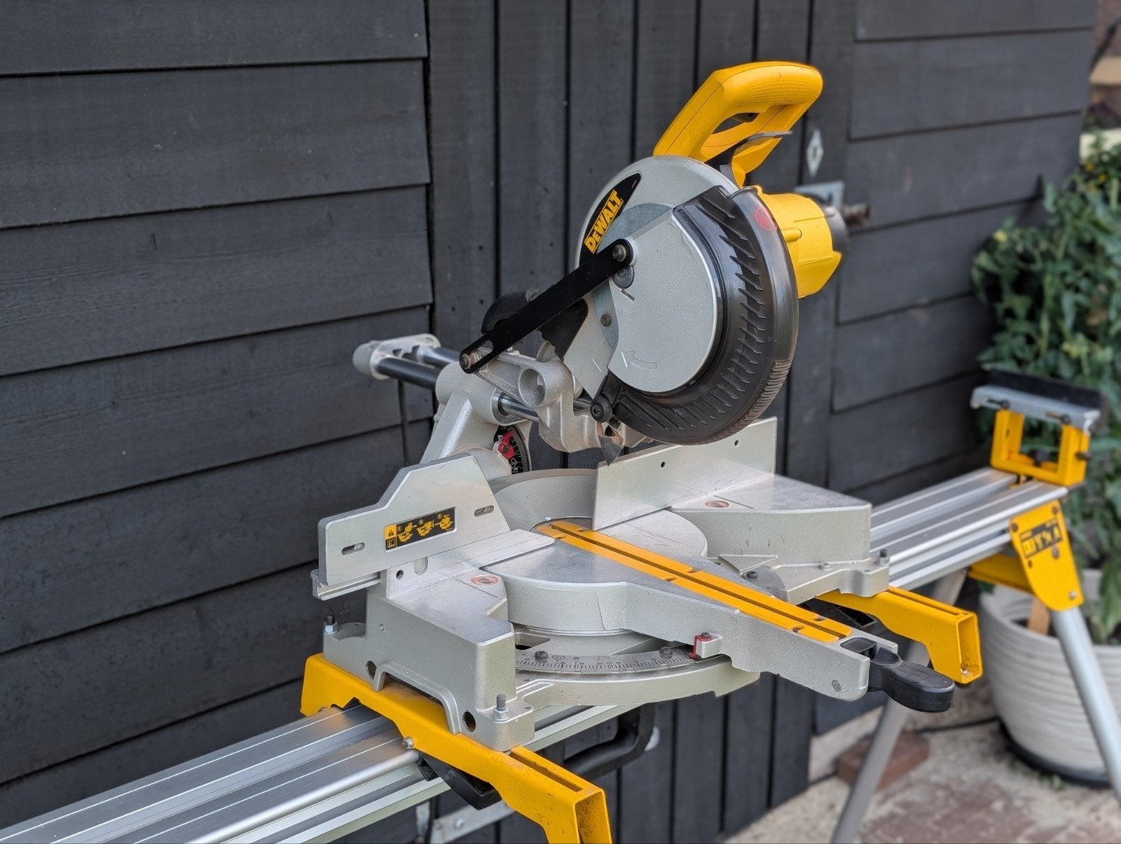 Dewalt Afkortzaag, 60 graden, Dieptestop, Z.G.A.N DW712, Ophalen, 70 mm of meer, Zo goed als nieuw, DeWALT