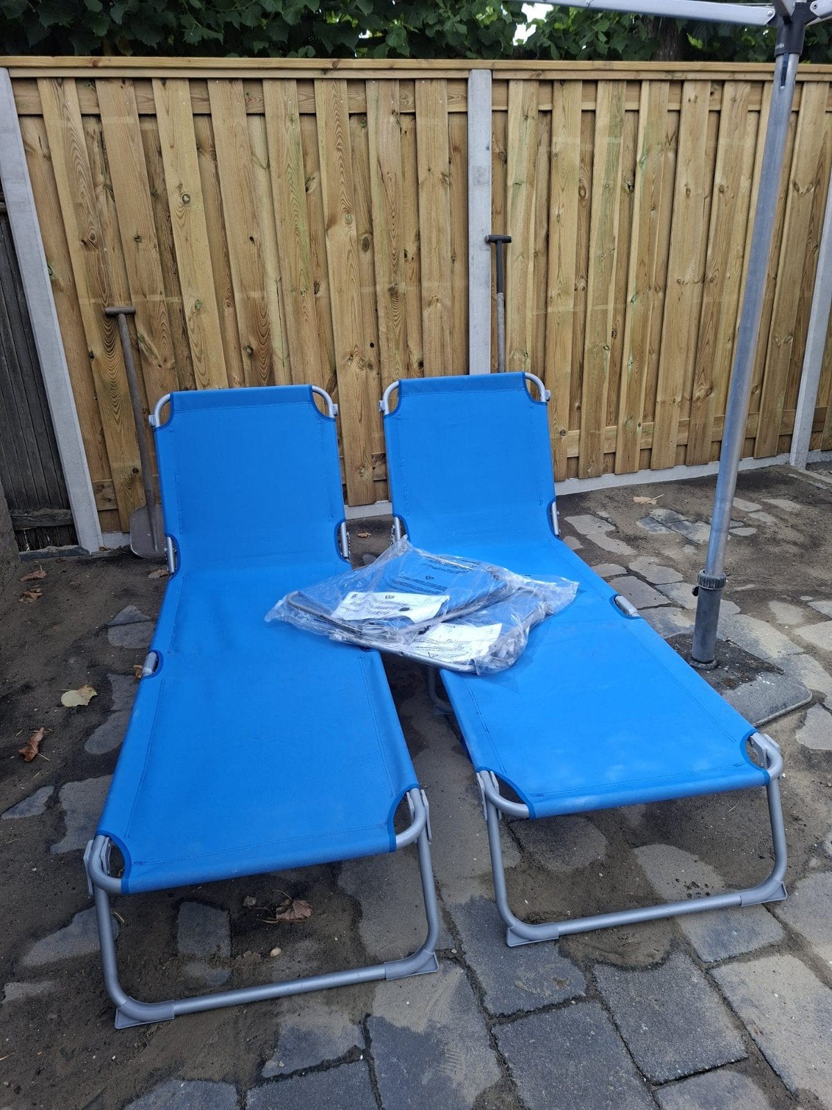 2x Blauwe ligstoelen, Ophalen, Gebruikt, Metaal, Inklapbaar