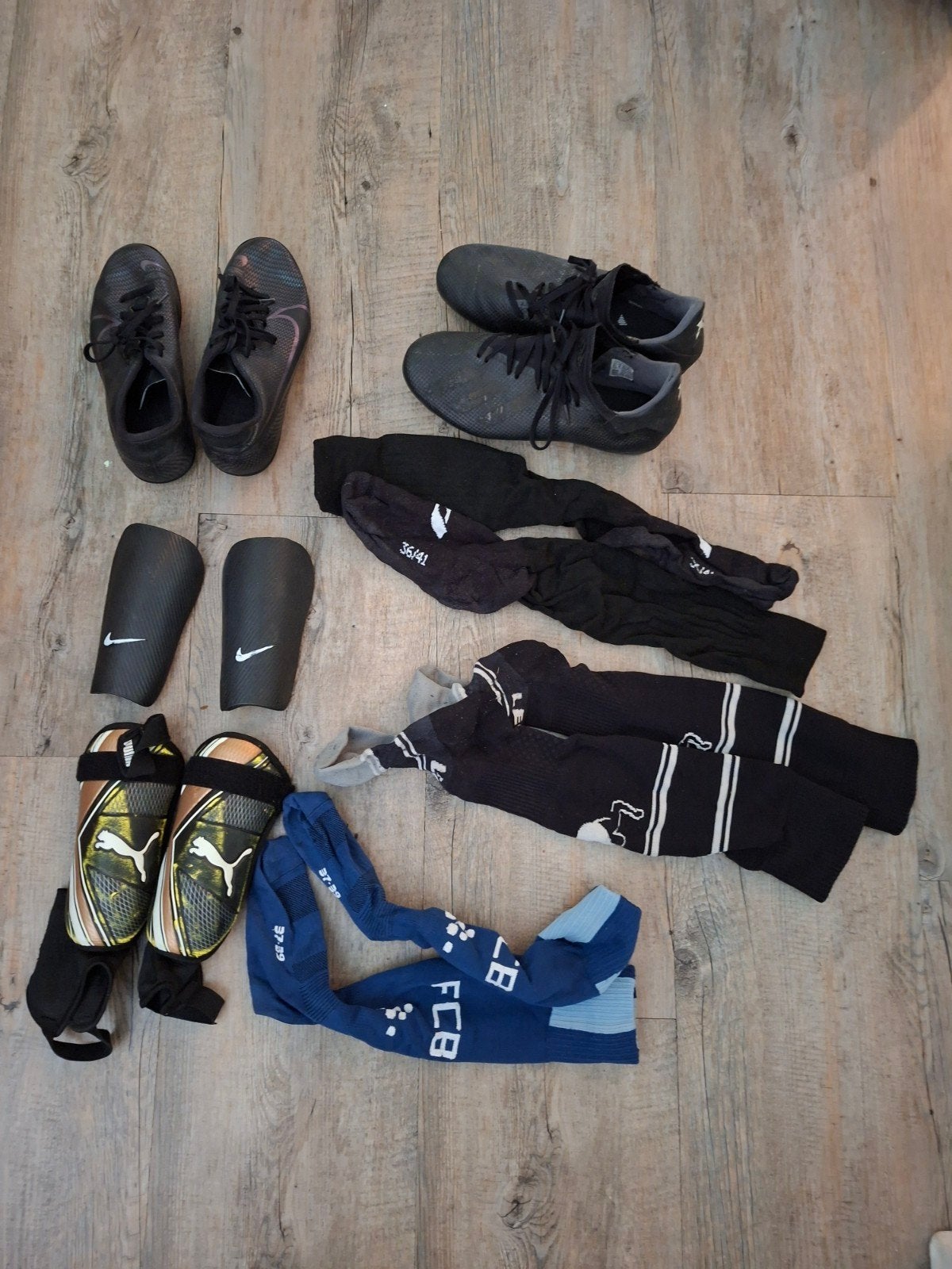 Voetbalspullen: schoenen, scheenbeschermers en sokken, Maat XS of kleiner, Ophalen, Gebruikt, Schoenen