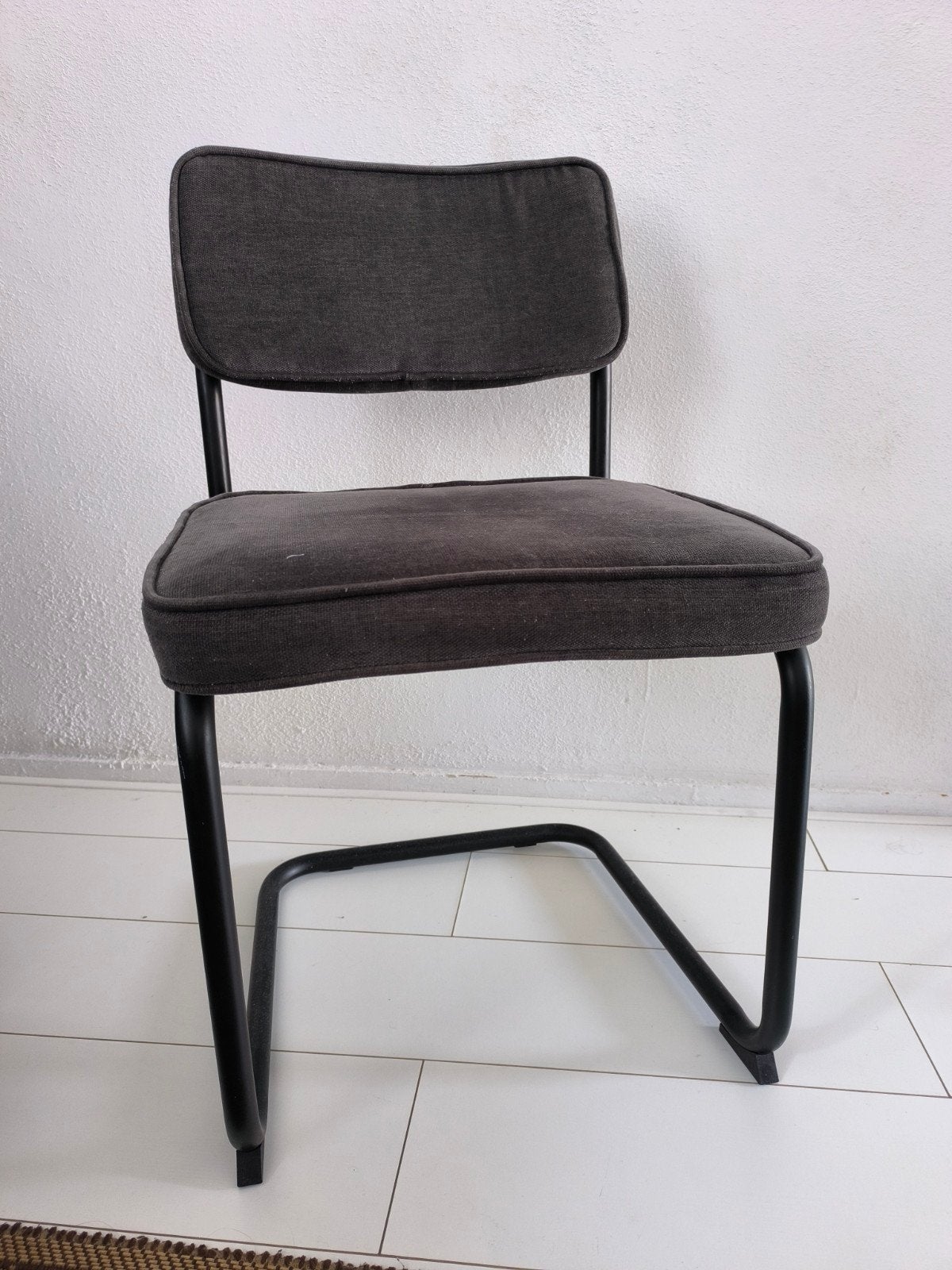 4 donkergrijze stoelen met buisframe, Ophalen, Gebruikt, Grijs, Stof