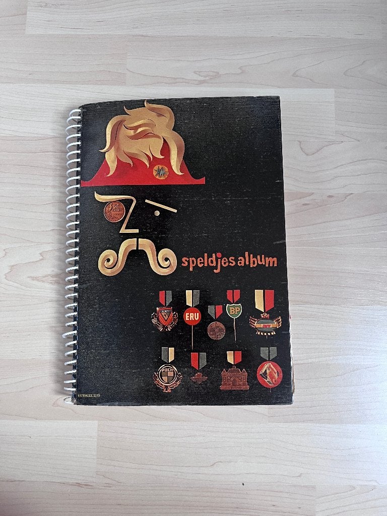 Speldjes in album, Ophalen of Verzenden, Gebruikt, Overige onderwerpen, Speldje of Pin