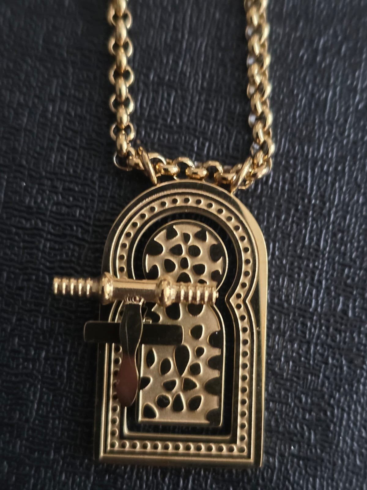 Gouden kleur  ketting met hanger - Roestvrij staal 316L, Nieuw, Ophalen of Verzenden, Goud, Overige materialen