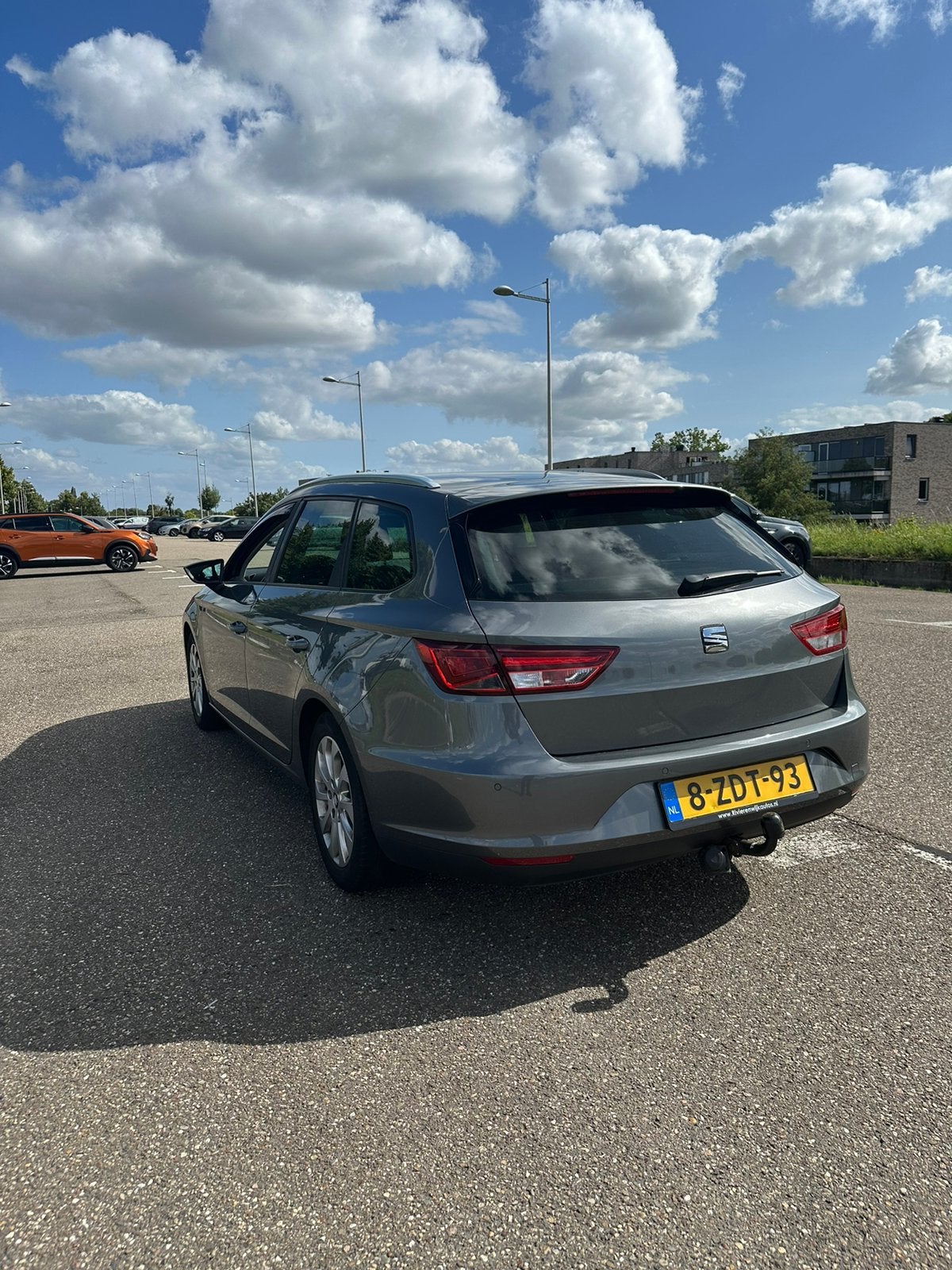 Seat Leon 1.6 TDI 110pk 2014 Grijs, Auto's, Voorwielaandrijving, 1800 kg, 4 cilinders, Origineel Nederlands