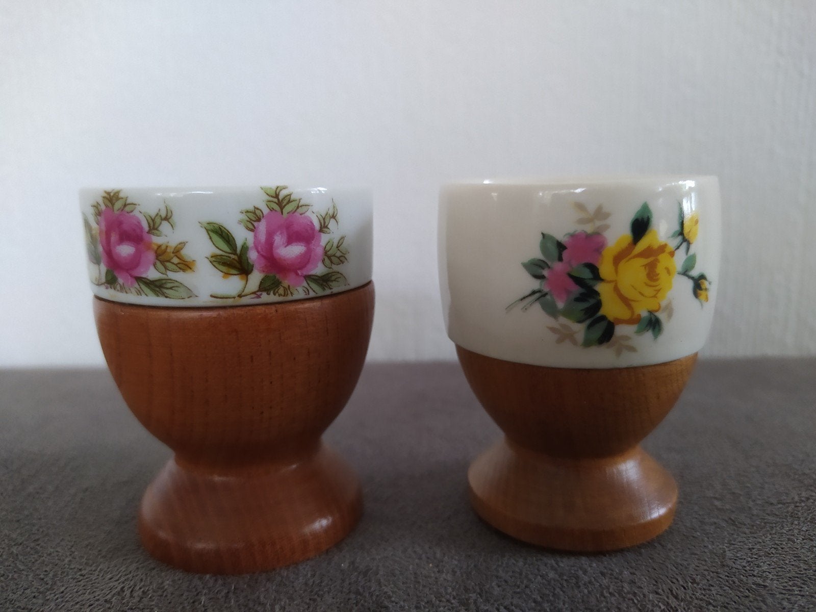 Twee vintage eierdopjes, porselein/hout, Ophalen of Verzenden