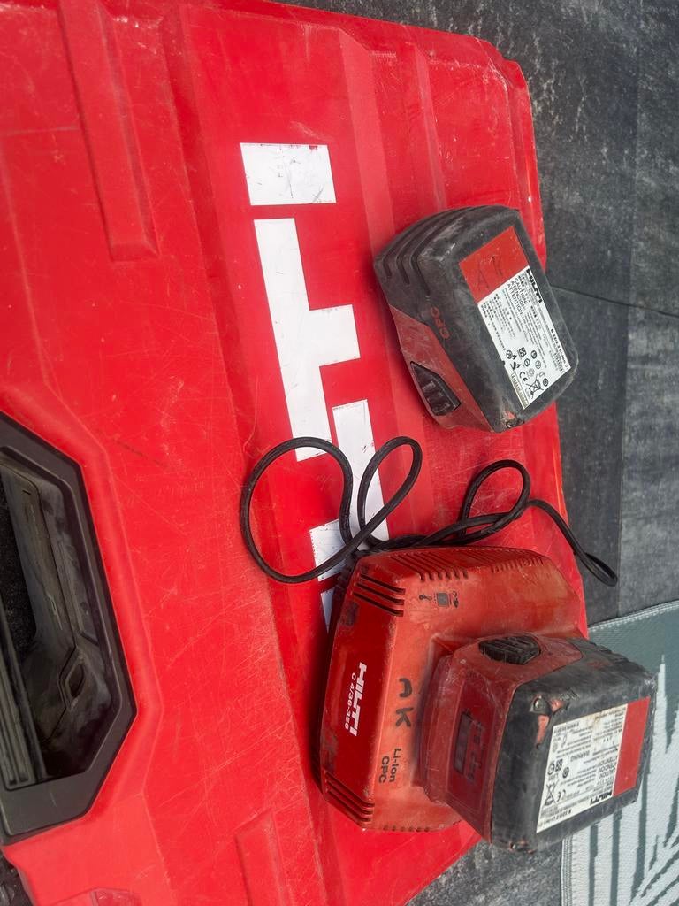 Hilti Accu Set: 2x 5.2Ah Accu's en Oplader, Doe-het-zelf en Verbouw, Ophalen of Verzenden, Gebruikt