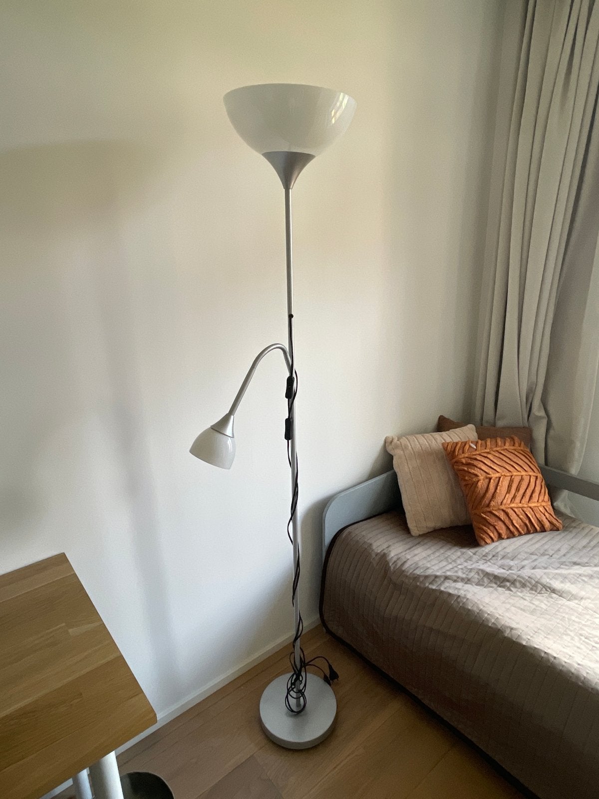 Ikea vloerlamp met leeslamp - grijs/wit, Huis en Inrichting, Lampen | Vloerlampen, Ophalen, Gebruikt, Overige fittingen, Metaal