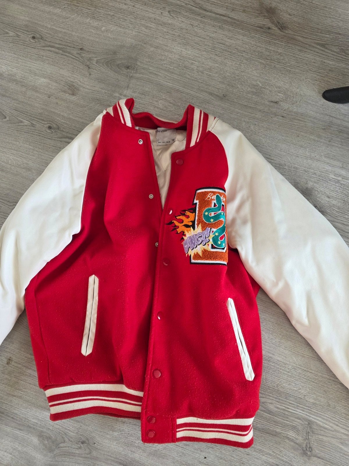 Bershka Varsity Jas Maat S - Rood/Wit met 'Coolest' Opdruk, Zo goed als nieuw, Maat 36 (S), Rood, Bershka