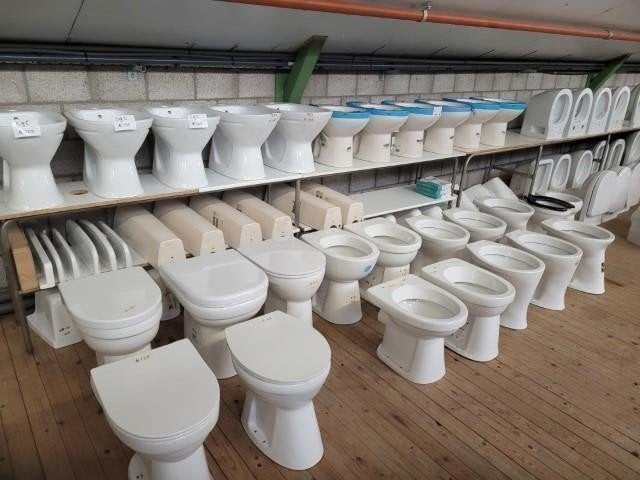 061. Toilet Wandcloset Closetpot WC oa Sphinx wit pergamon, Ophalen, Nieuw, Wit, Handdoek