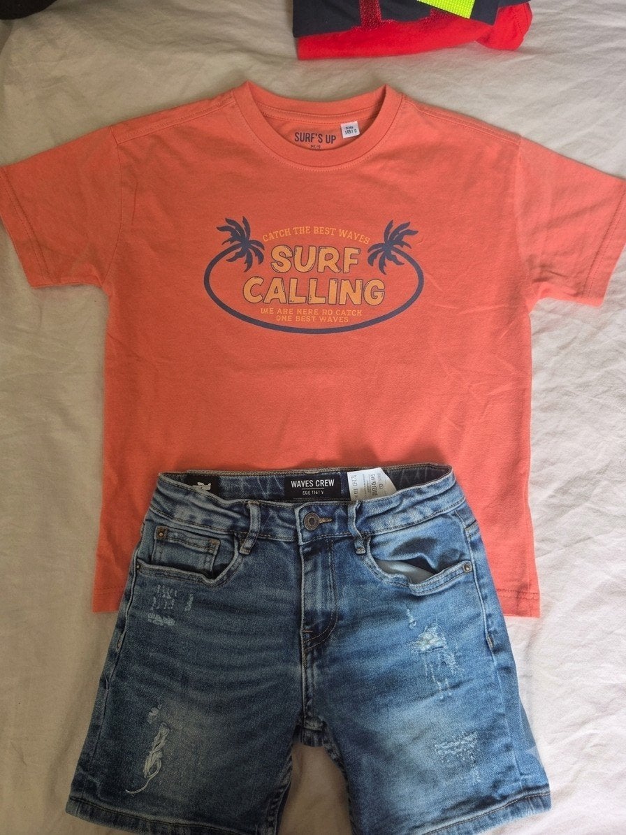 Zomerse set: T-shirt 'Surf Calling' & denim short, Kinderen en Baby's, Kinderkleding | Overige, Ophalen of Verzenden, Zo goed als nieuw