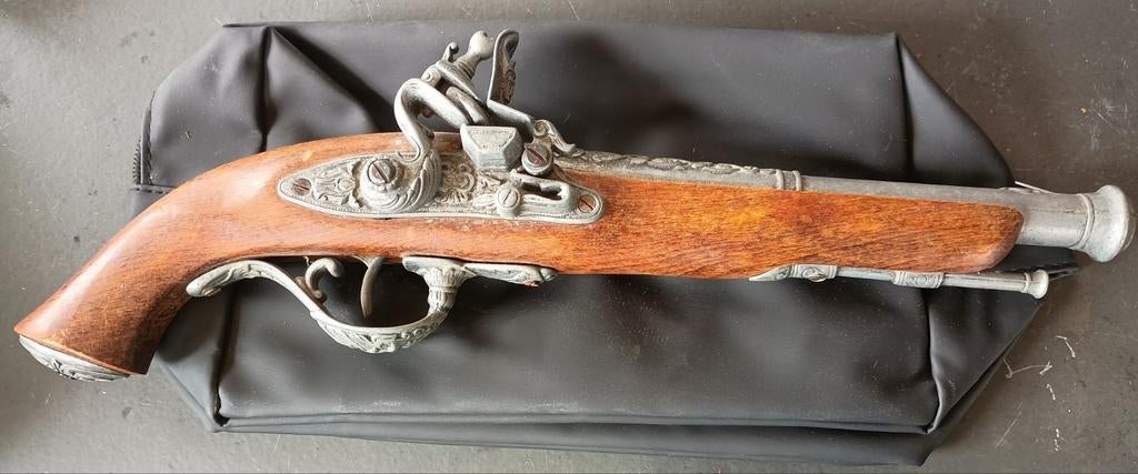 Mooi bewerkte replica vuursteenpistool, Ophalen