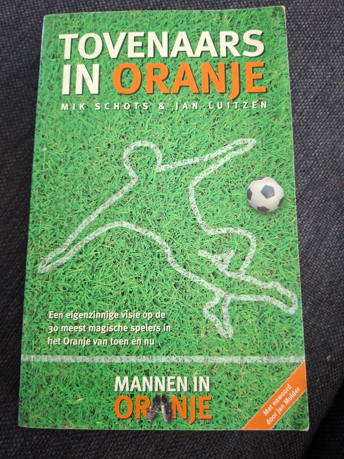 M. Schots - Tovenaars in Oranje, Boeken, Gelezen, M. Schots; Jan Luitzen, Ophalen of Verzenden, Balsport