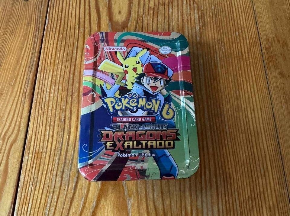 Pokémon Black & White Dragons Exalted Tin met Pikachu & Ash, Ophalen of Verzenden, Gebruikt