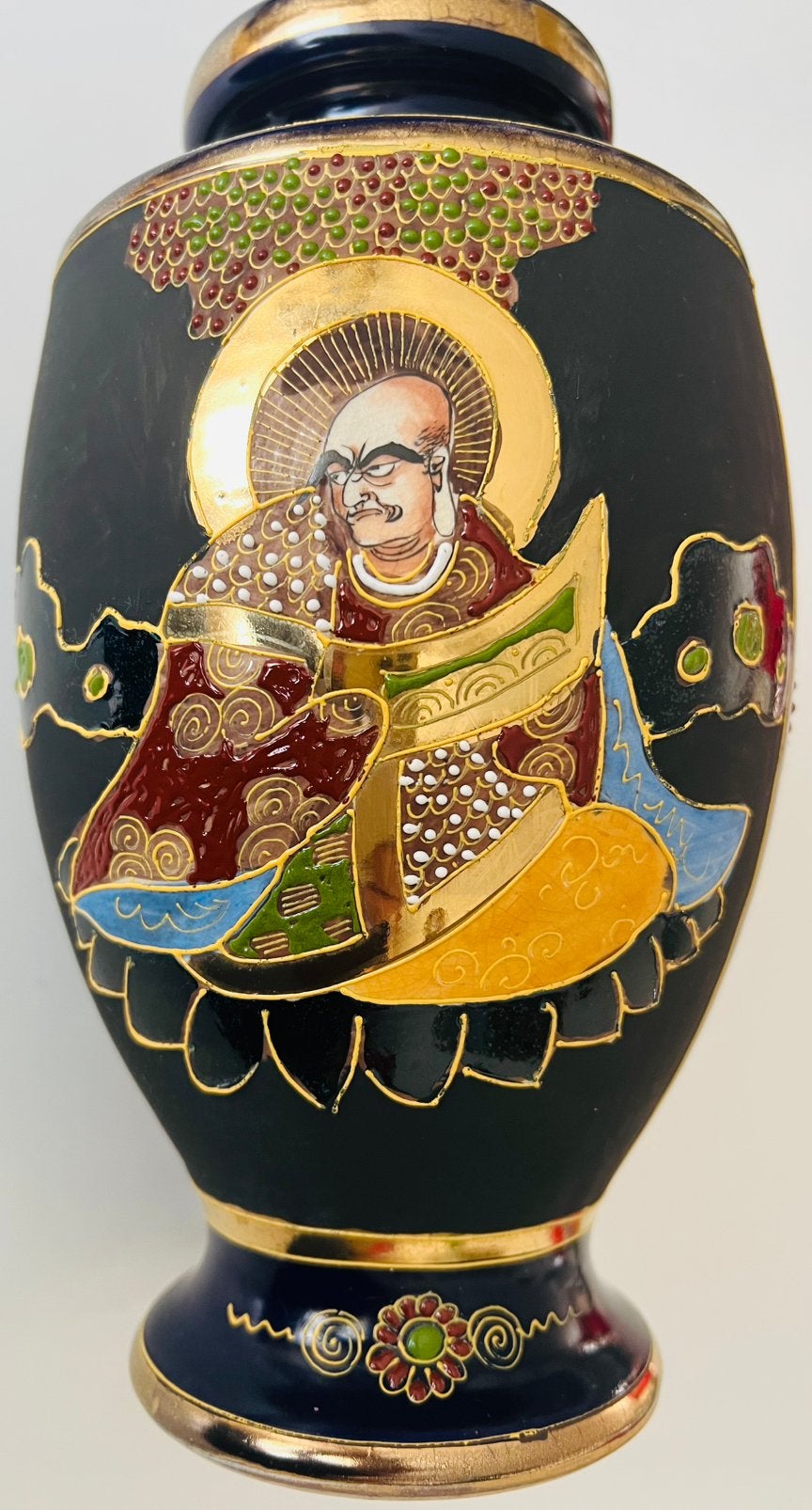 Vintage handgemaakte vaas Satsuma-stijl “arhats.”, Antiek en Kunst, Ophalen of Verzenden