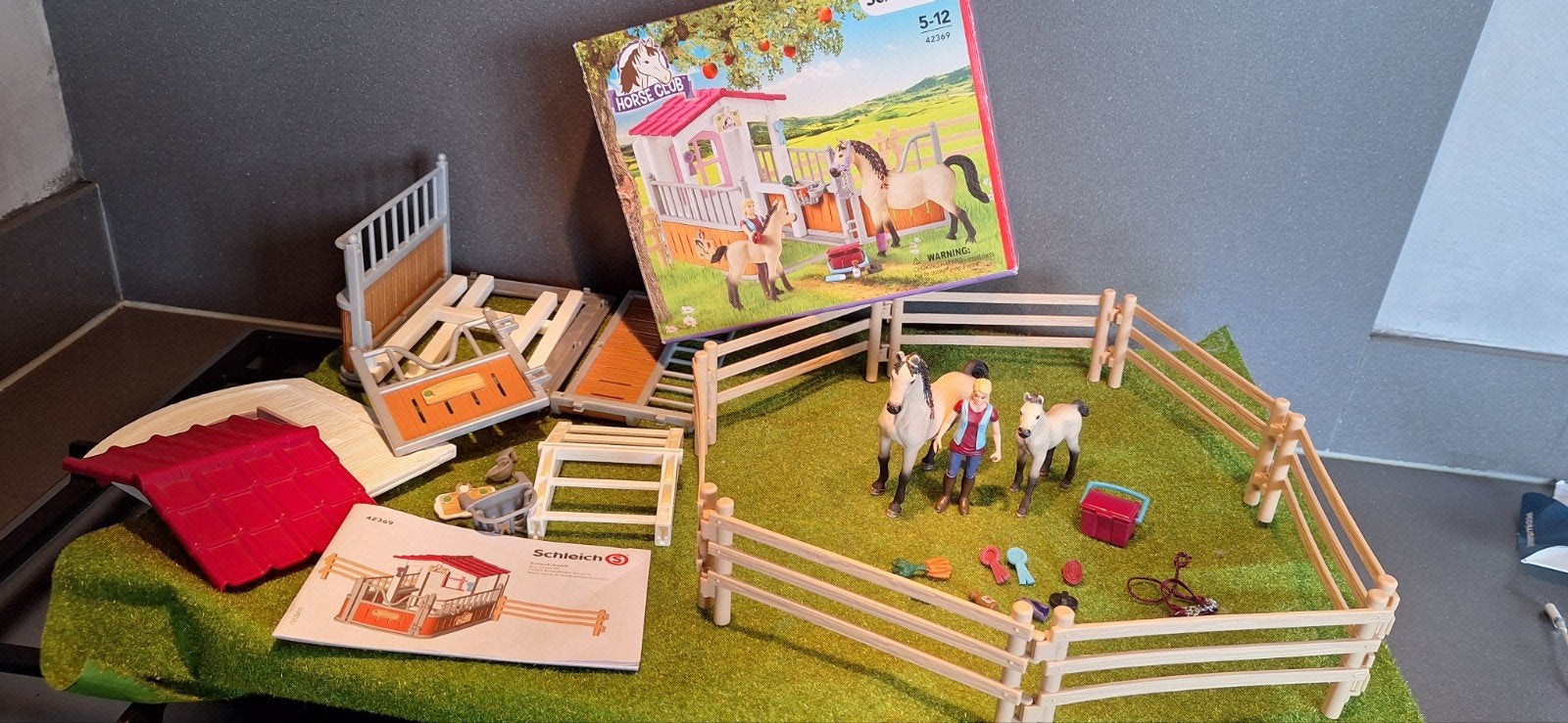 schleich horse club 42368 paardenboxen met verzorger, Ophalen of Verzenden, Zo goed als nieuw