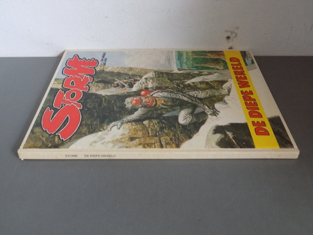 Storm - 01_HC_De diepe wereld [1e druk], Boeken, Eén stripboek, Ophalen of Verzenden, Gelezen, Don Lawrence