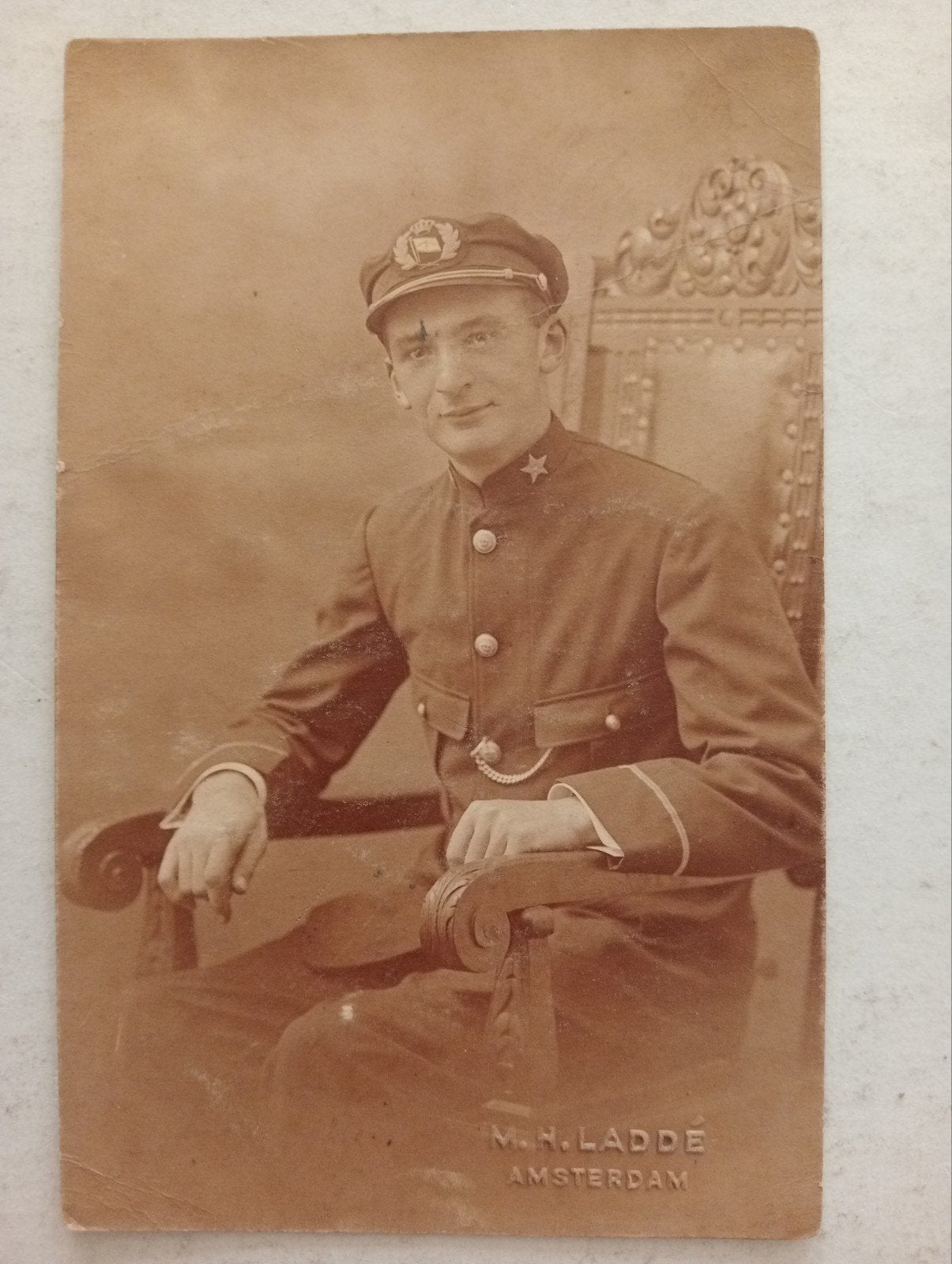 Oude foto van een man in uniform, M.H. Ladde Amsterdam, Verzamelen, Ophalen of Verzenden, Voor 1940, Gebruikt